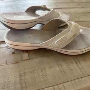 Clarks Cloudstepper  Womens Breeze Sea thong flipflop sandal 7M  White